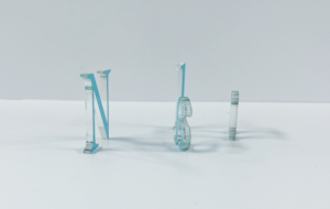 レーザー加工したアクリル切り文字の側面